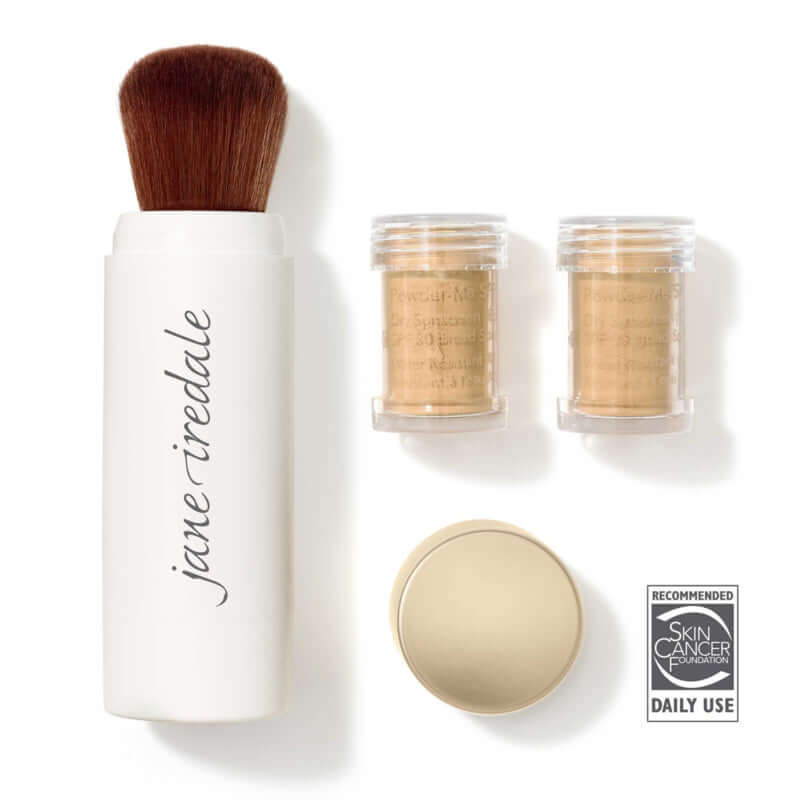Jane Iredale Powder Me SPF30 Dry Sunscreen Brush Golden 5g met twee navullingen voor zonbescherming en make-up.