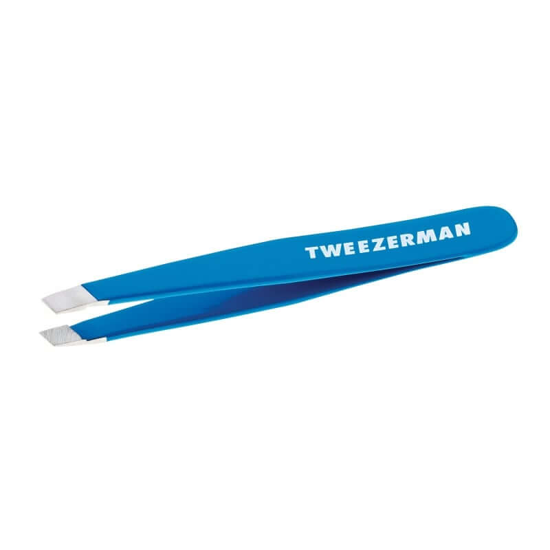 Tweezerman - Mini Slant Tweezer Bahama Blue met een slanke, precisie ontwerp en comfortabele grip in een levendige blauwe kleur.