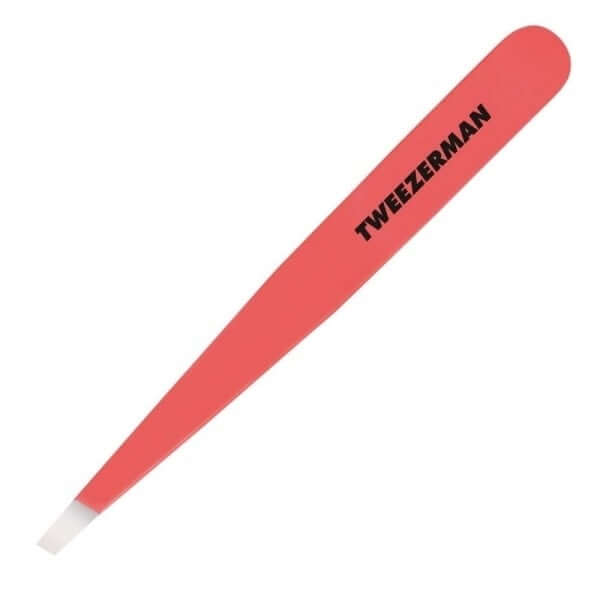 Tweezerman - Slant Tweezer Geranium in felroze kleur met schuin aflopende punt voor precisie ontharing.