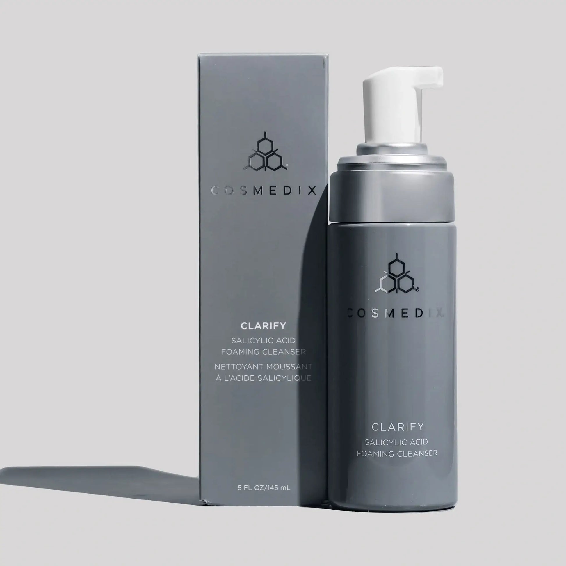 Cosmedix Clarify Salicylic Acid Foaming Cleanser 145ml in elegante verpakking met pompdruk voor een onzuivere huid.