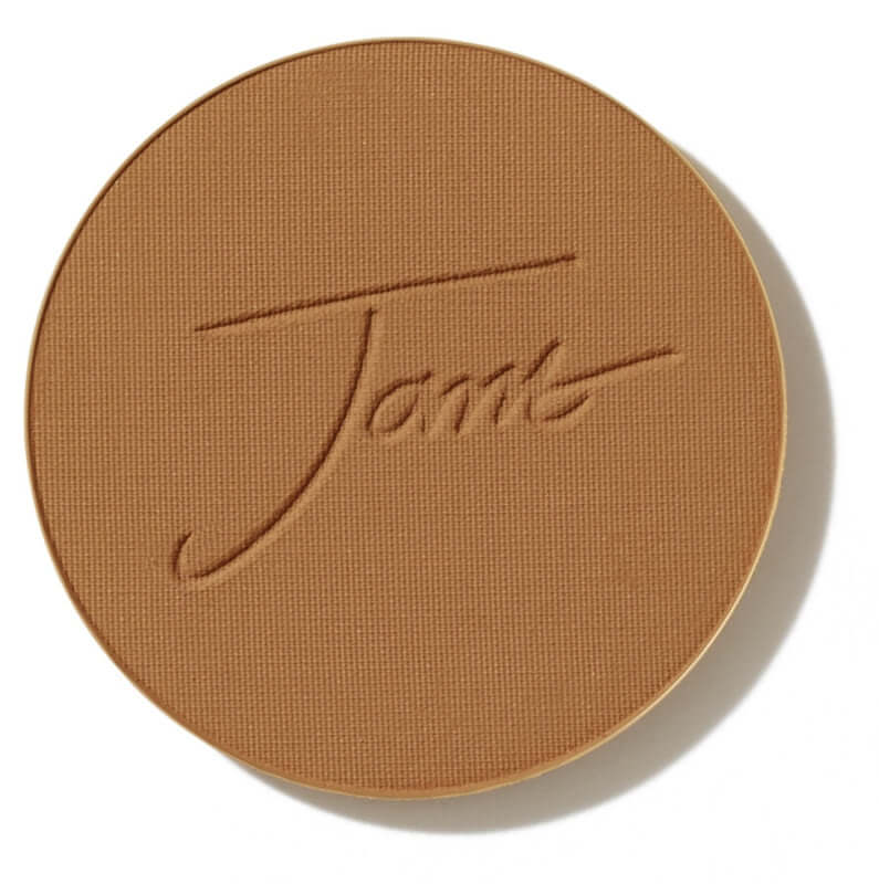 Jane Iredale - PurePressed® Base SPF15 Refill - Cognac 9.9g close-up van de duurzame, lichtgewicht foundation met een natuurlijke matte finish.