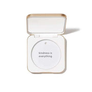 Jane Iredale - White Refillable Compact met de boodschap 'kindness is everything' in een stijlvolle, duurzame verpakking.
