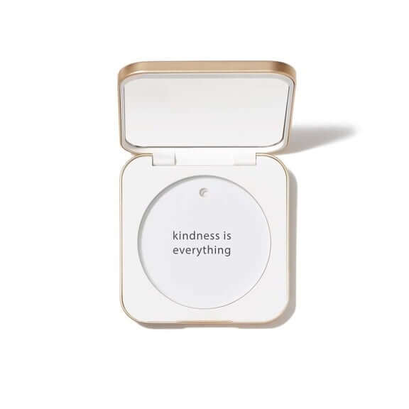 Jane Iredale - White Refillable Compact met de boodschap 'kindness is everything' in een stijlvolle, duurzame verpakking.
