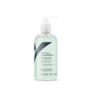 Lycon Apple & Cranberry Hand & Body Lotion 250ml in een stijlvolle fles met pomp, hydraterend en voedend voor zijdezachte huid.