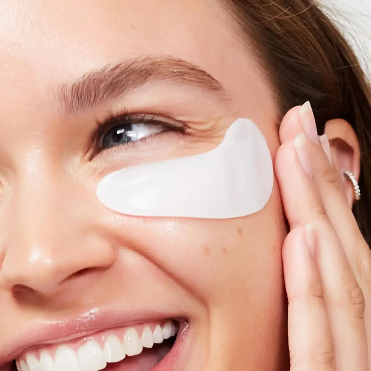 Intraceuticals Rejuvenate Eye Mask (6 pairs) op een vrouw met een heldere, stralende huid en een hydraterend oogmasker.