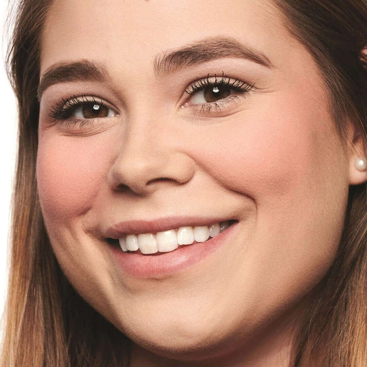 PUR Skin Perfecting Powder Blushing Act Pretty in Peach 8g op model, stralende huid met warme perziktint en een gezonde glans.
