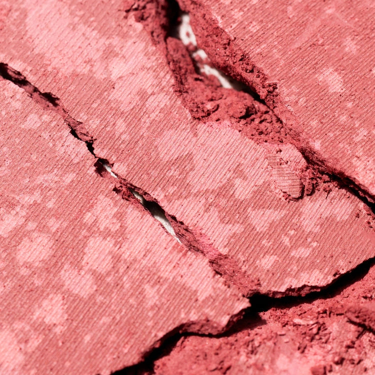 PUR Skin Perfecting Powder Blushing Act Berry Beautiful 8g in een riche berry-tint met fijne textuur en poederachtige afwerking.